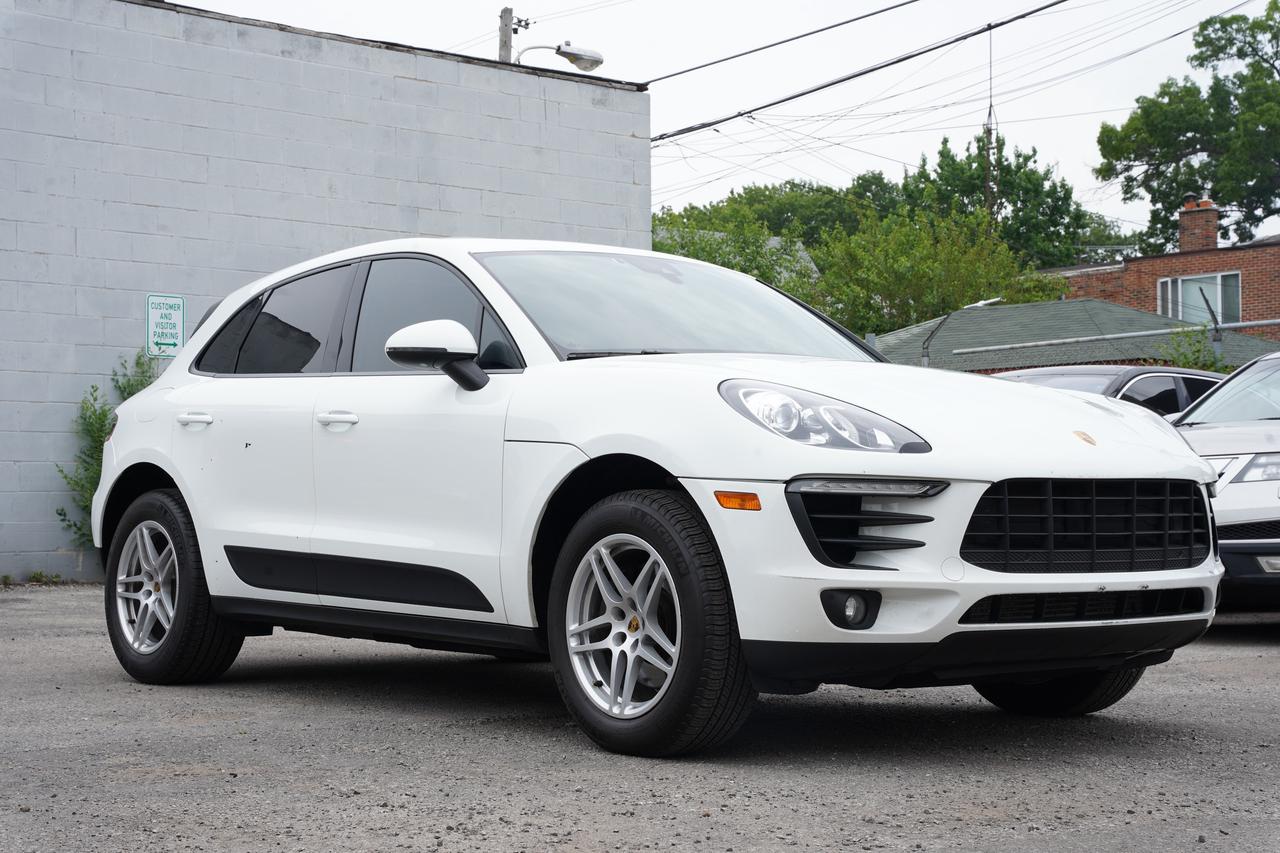 2017 Porsche Macan PANOROOF/RED INSIDE/PARKING SENSOR/NO ACCIDENTS Photo