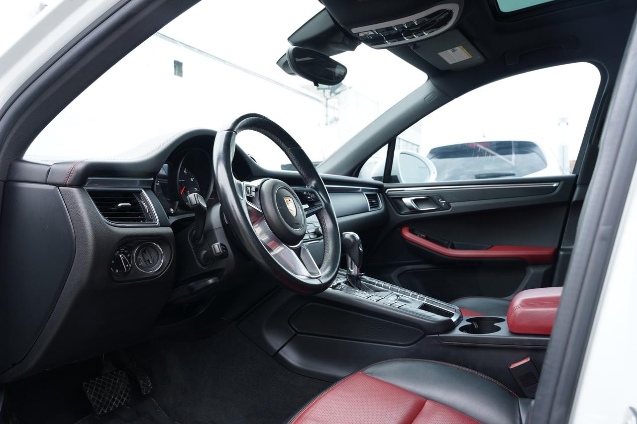 2017 Porsche Macan PANOROOF/RED INSIDE/PARKING SENSOR/NO ACCIDENTS Photo