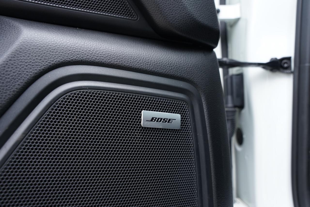 2017 Porsche Macan PANOROOF/RED INSIDE/PARKING SENSOR/NO ACCIDENTS Photo