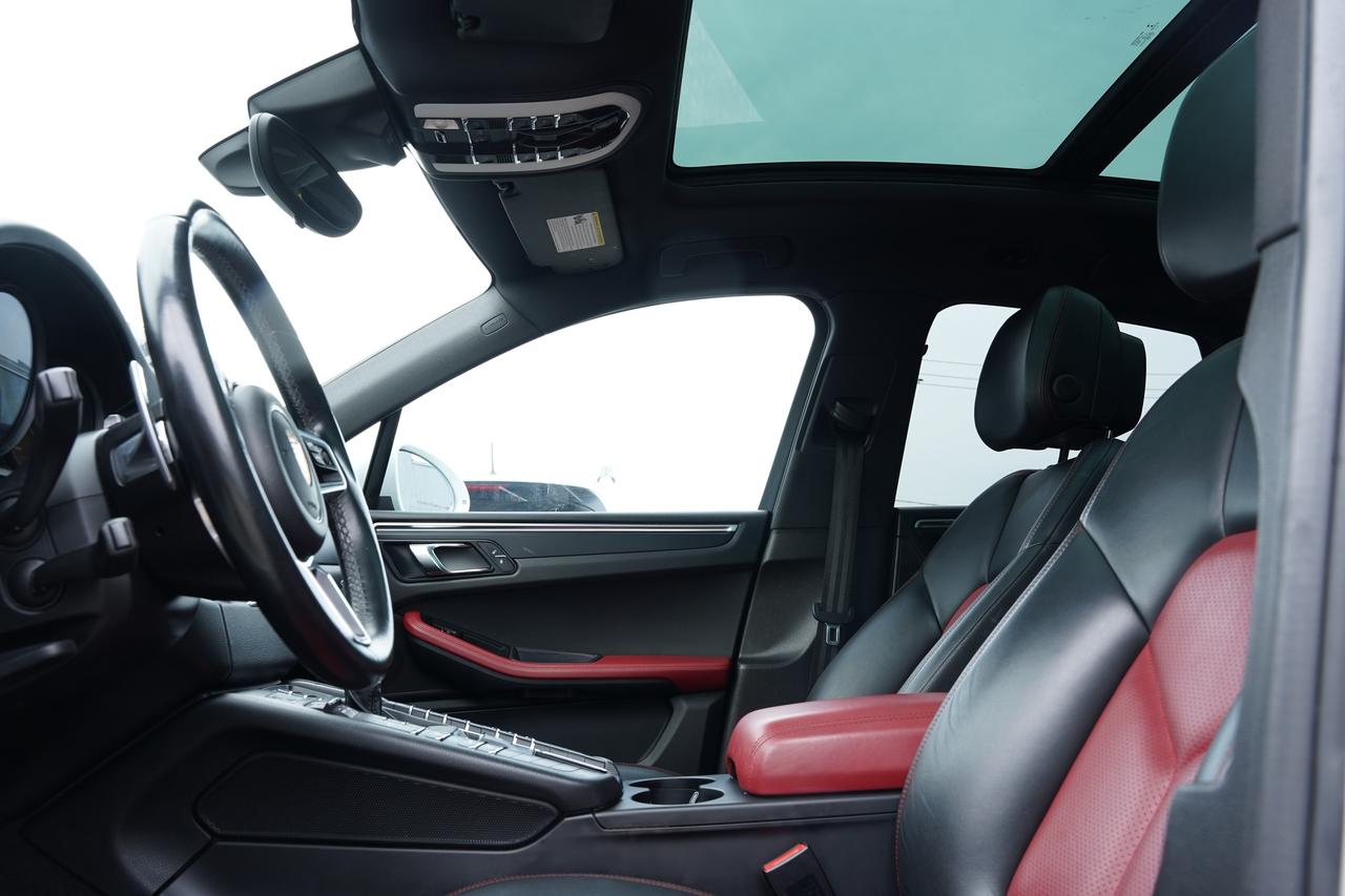 2017 Porsche Macan PANOROOF/RED INSIDE/PARKING SENSOR/NO ACCIDENTS Photo
