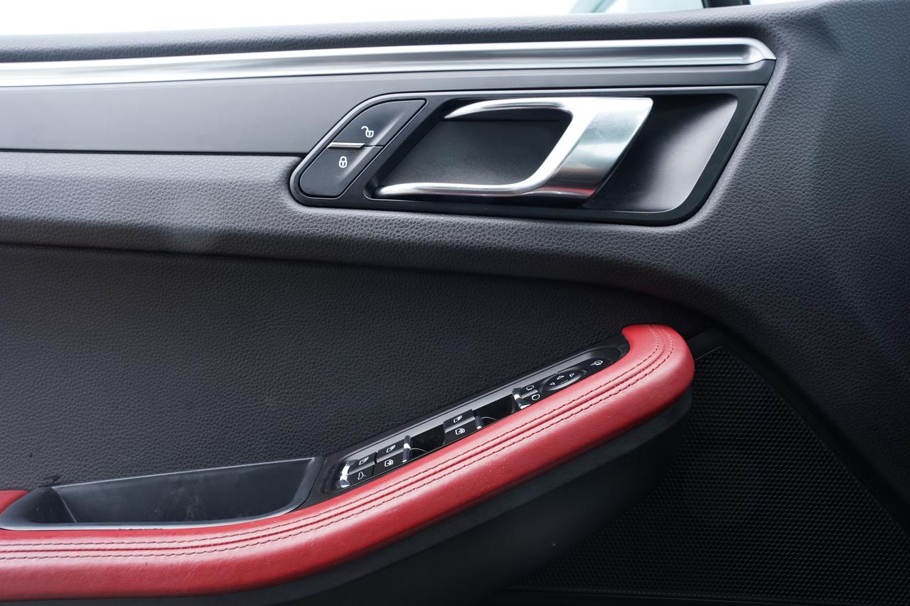 2017 Porsche Macan PANOROOF/RED INSIDE/PARKING SENSOR/NO ACCIDENTS Photo