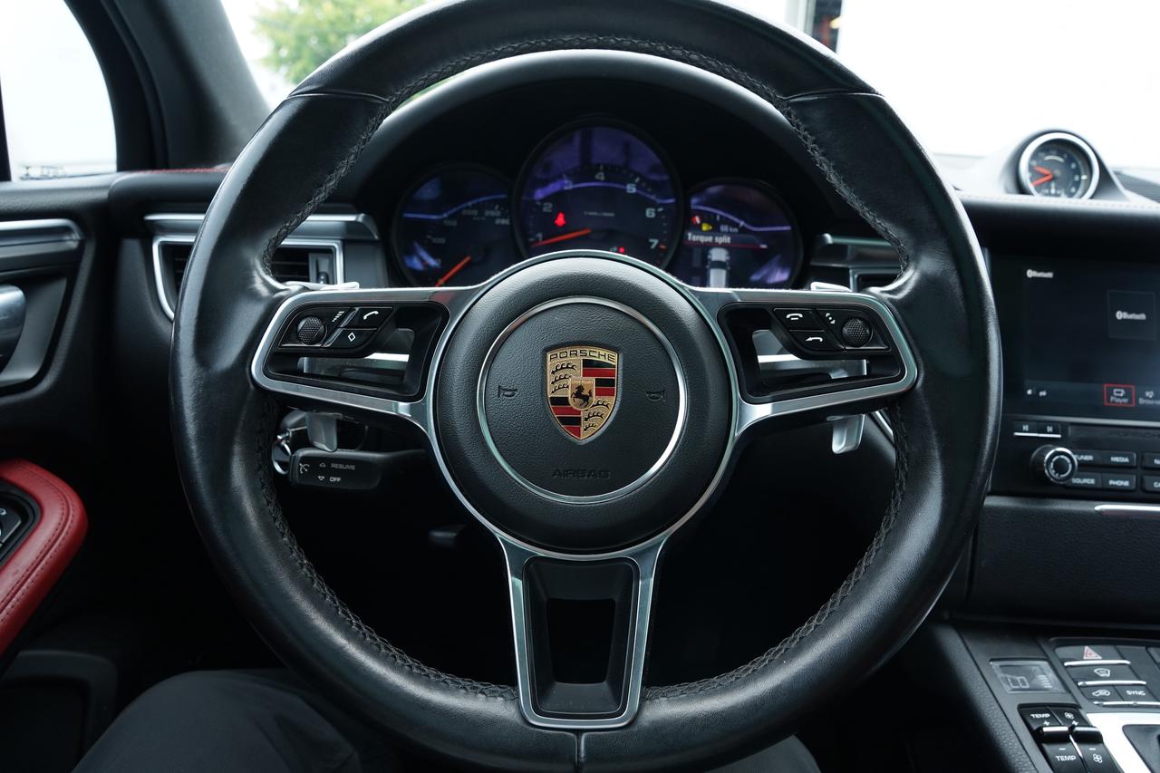 2017 Porsche Macan PANOROOF/RED INSIDE/PARKING SENSOR/NO ACCIDENTS Photo