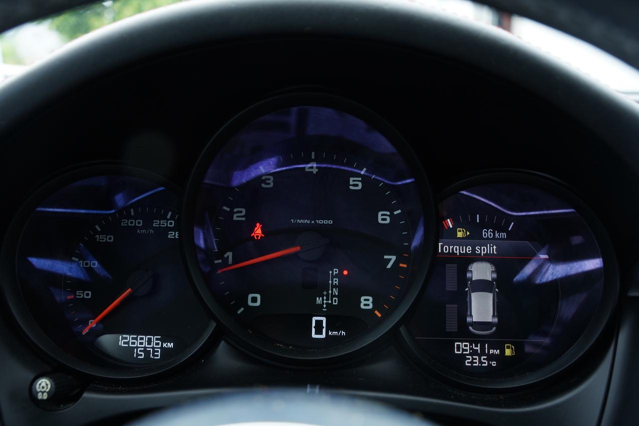 2017 Porsche Macan PANOROOF/RED INSIDE/PARKING SENSOR/NO ACCIDENTS Photo