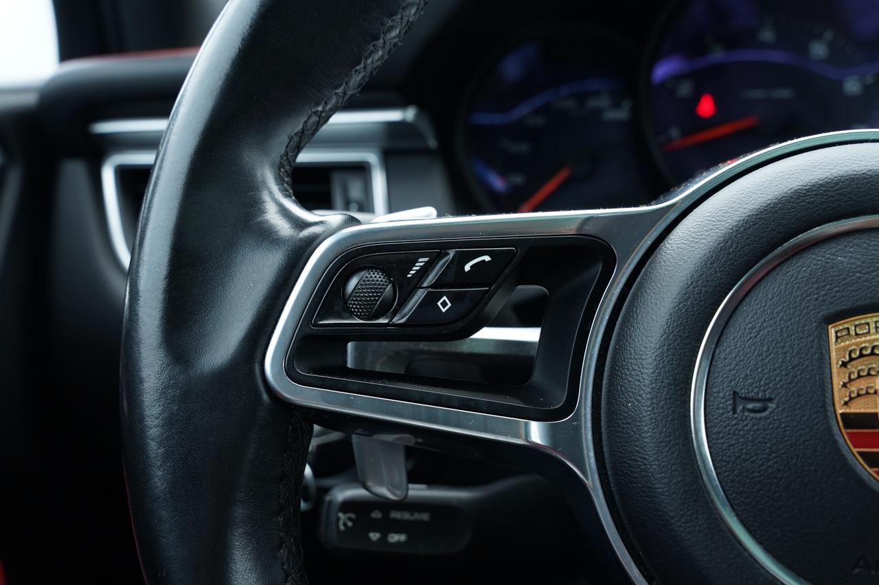 2017 Porsche Macan PANOROOF/RED INSIDE/PARKING SENSOR/NO ACCIDENTS Photo