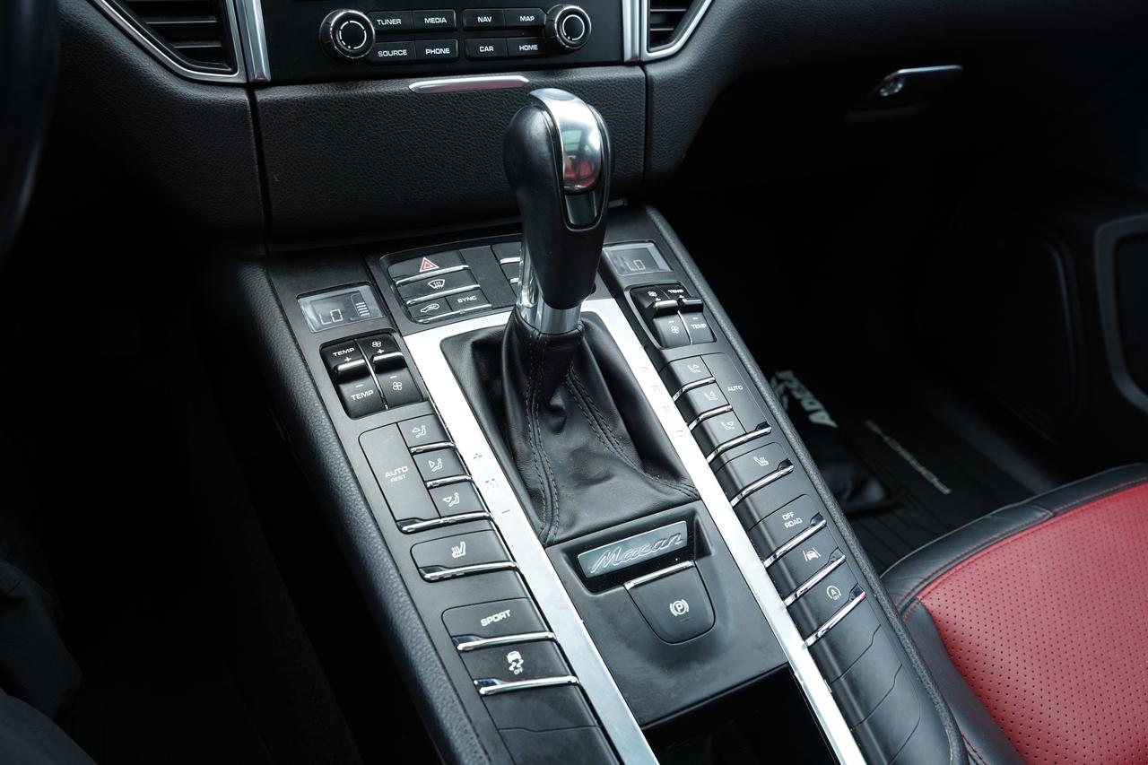 2017 Porsche Macan PANOROOF/RED INSIDE/PARKING SENSOR/NO ACCIDENTS Photo