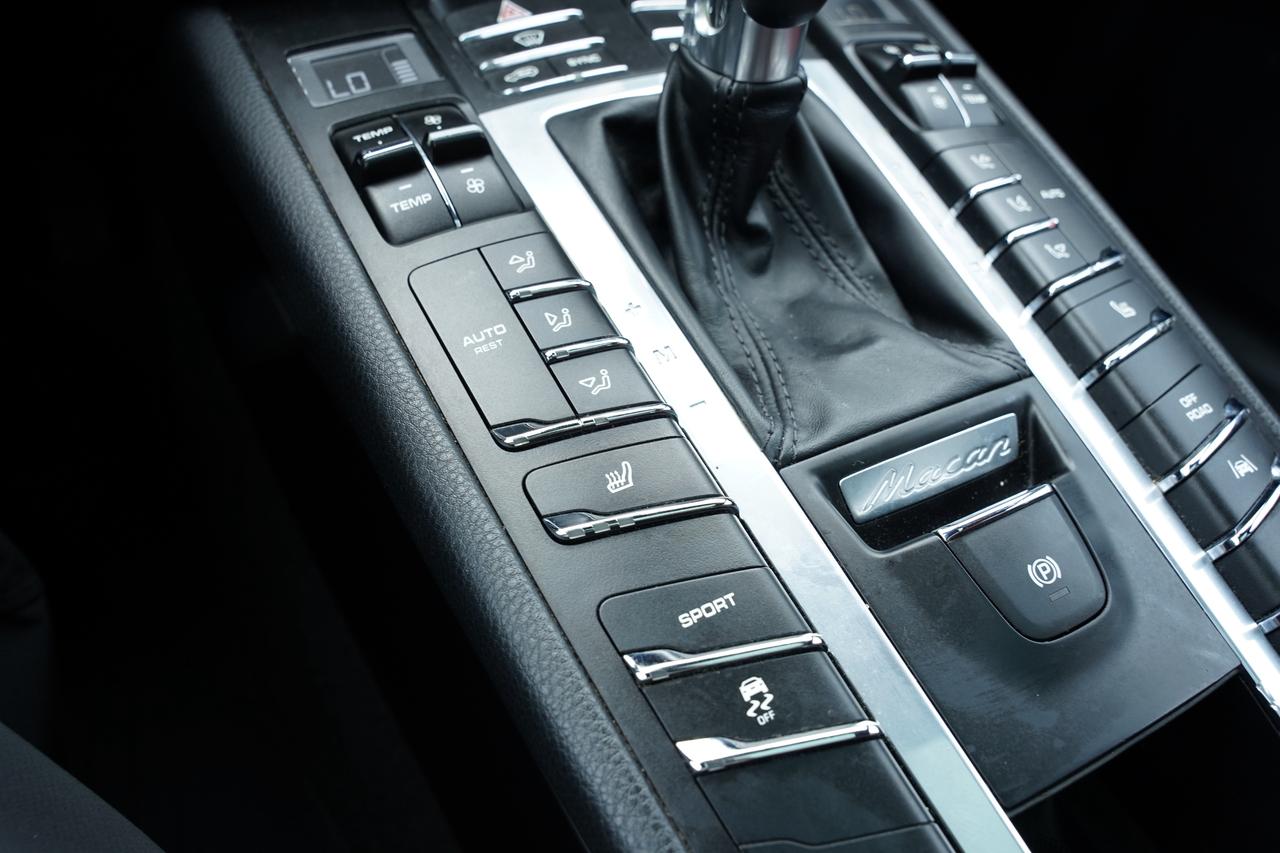 2017 Porsche Macan PANOROOF/RED INSIDE/PARKING SENSOR/NO ACCIDENTS Photo