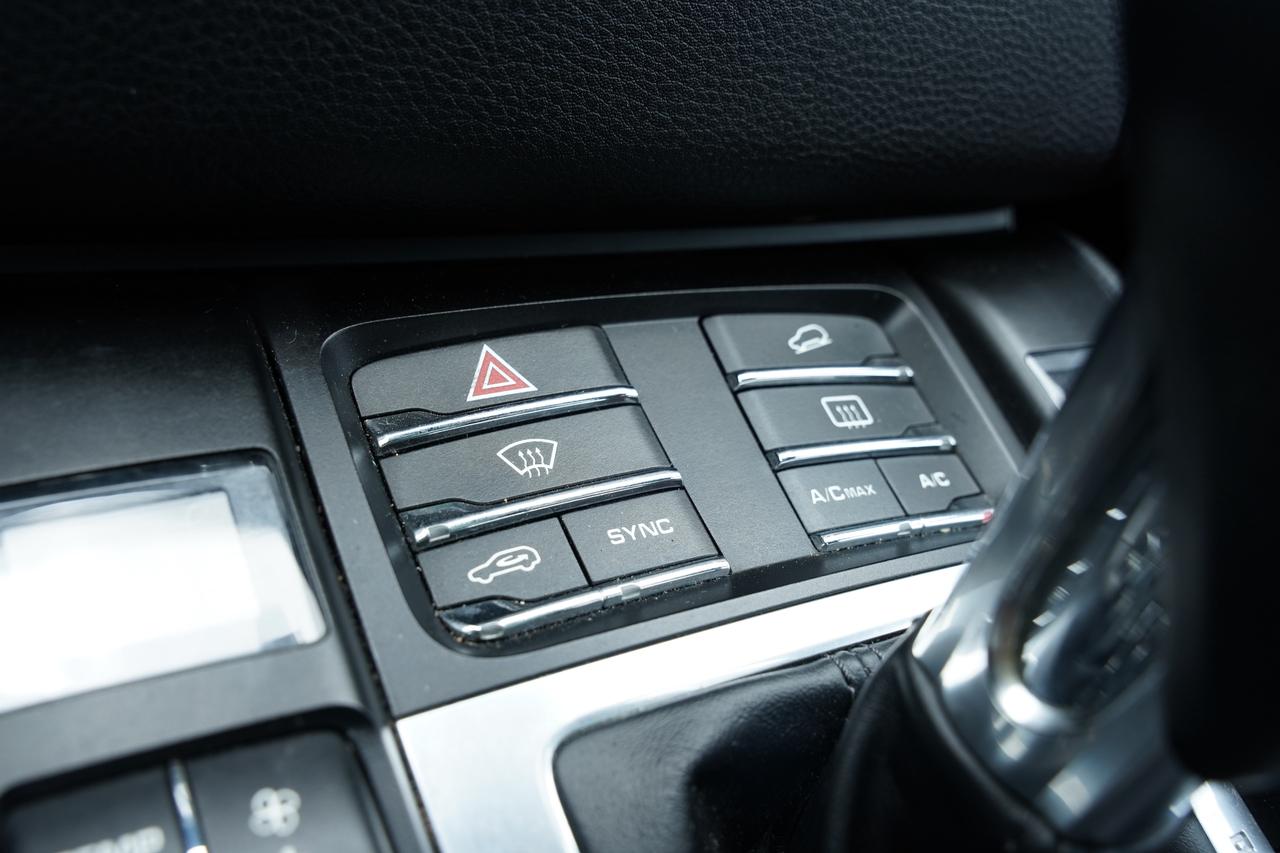 2017 Porsche Macan PANOROOF/RED INSIDE/PARKING SENSOR/NO ACCIDENTS Photo