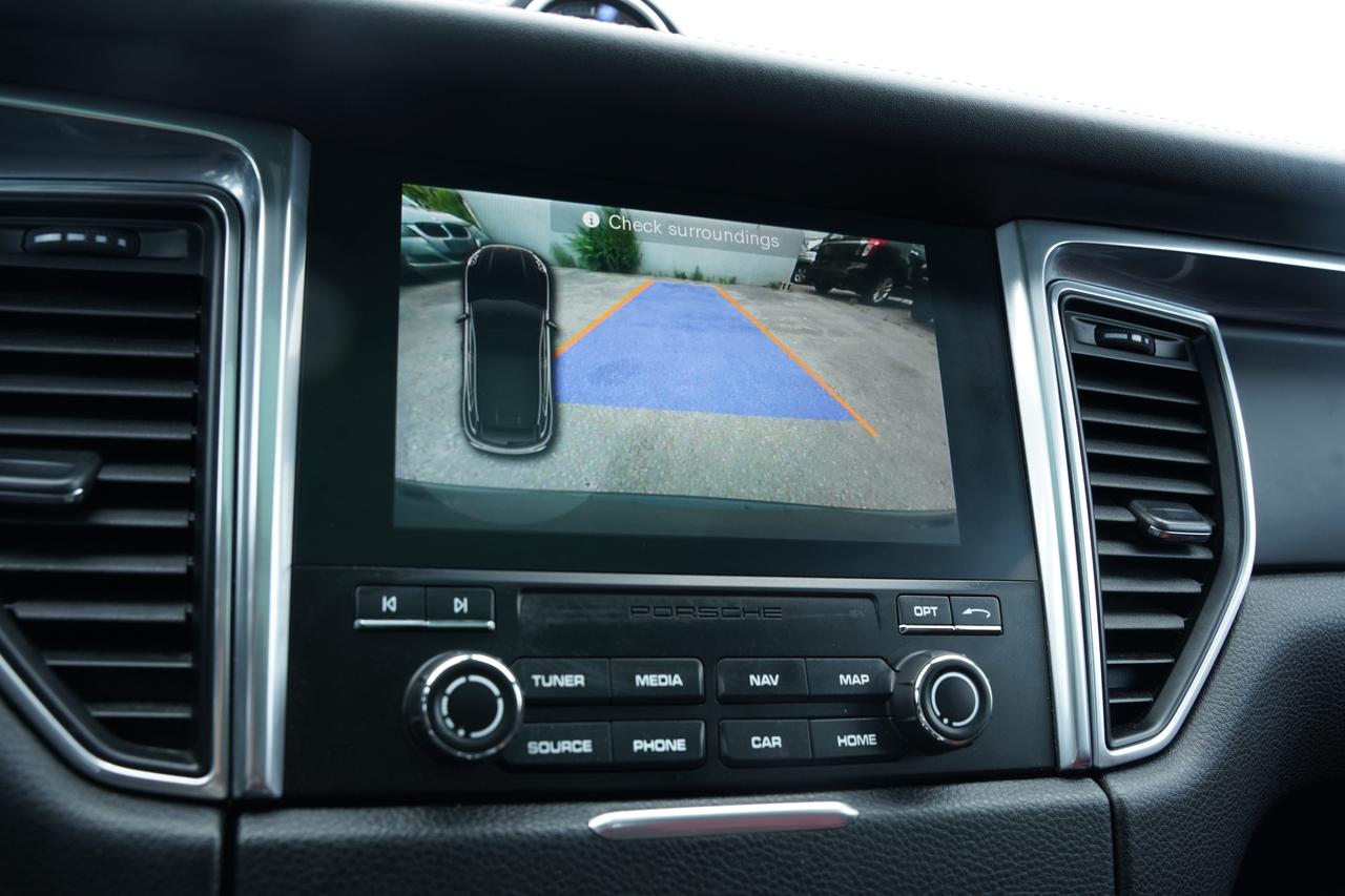 2017 Porsche Macan PANOROOF/RED INSIDE/PARKING SENSOR/NO ACCIDENTS Photo