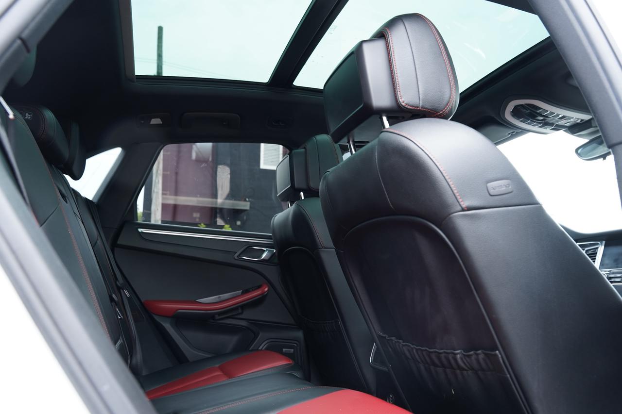 2017 Porsche Macan PANOROOF/RED INSIDE/PARKING SENSOR/NO ACCIDENTS Photo