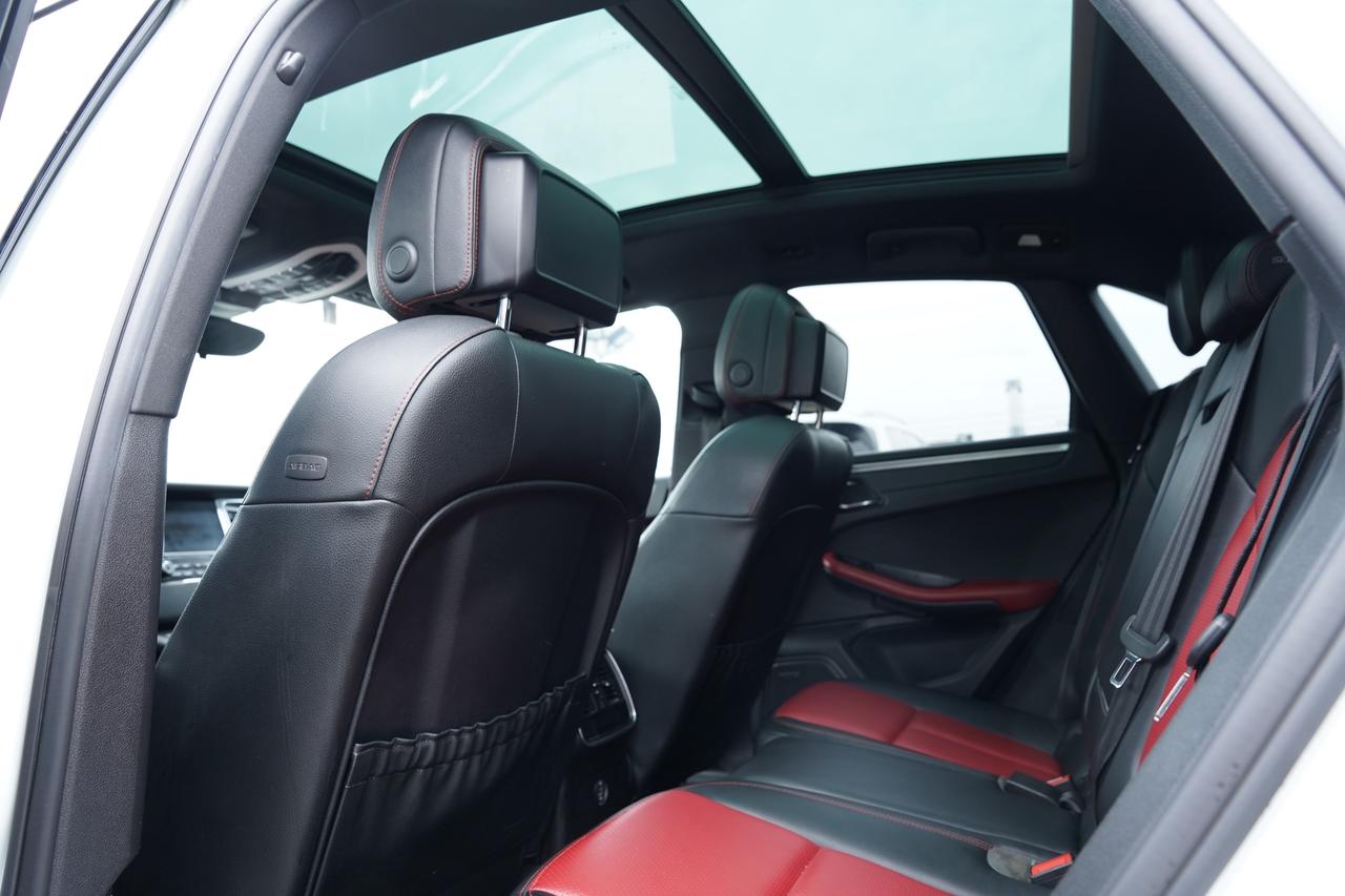 2017 Porsche Macan PANOROOF/RED INSIDE/PARKING SENSOR/NO ACCIDENTS Photo