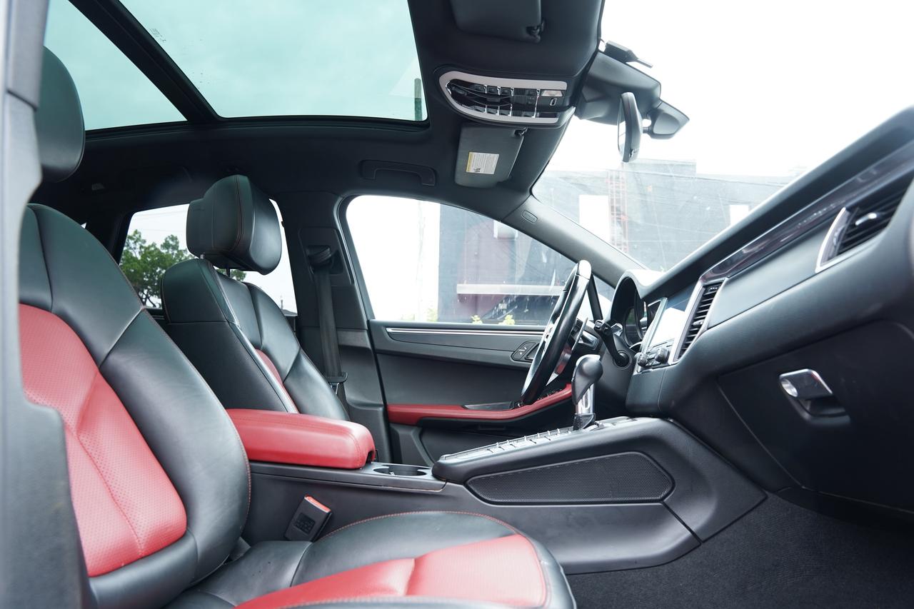 2017 Porsche Macan PANOROOF/RED INSIDE/PARKING SENSOR/NO ACCIDENTS Photo