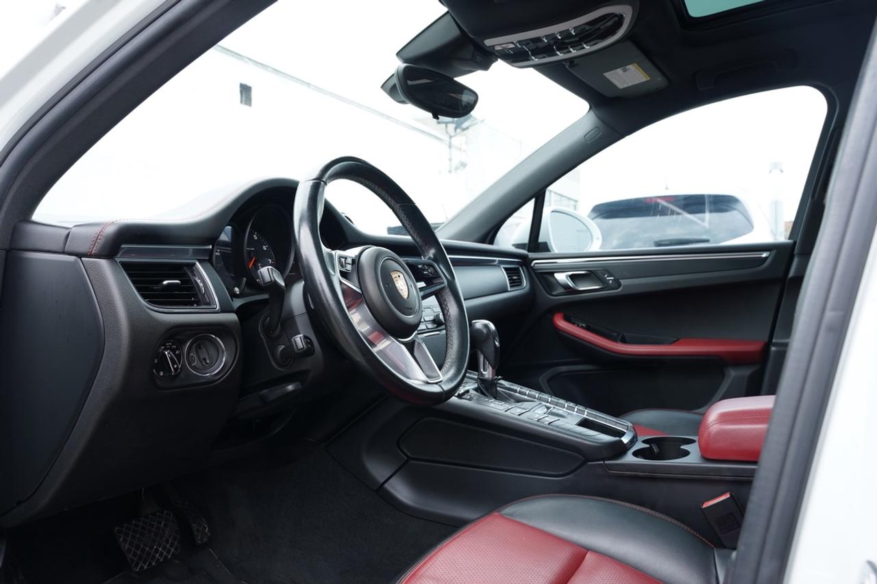 2017 Porsche Macan PANOROOF/RED INSIDE/PARKING SENSOR/NO ACCIDENTS Photo