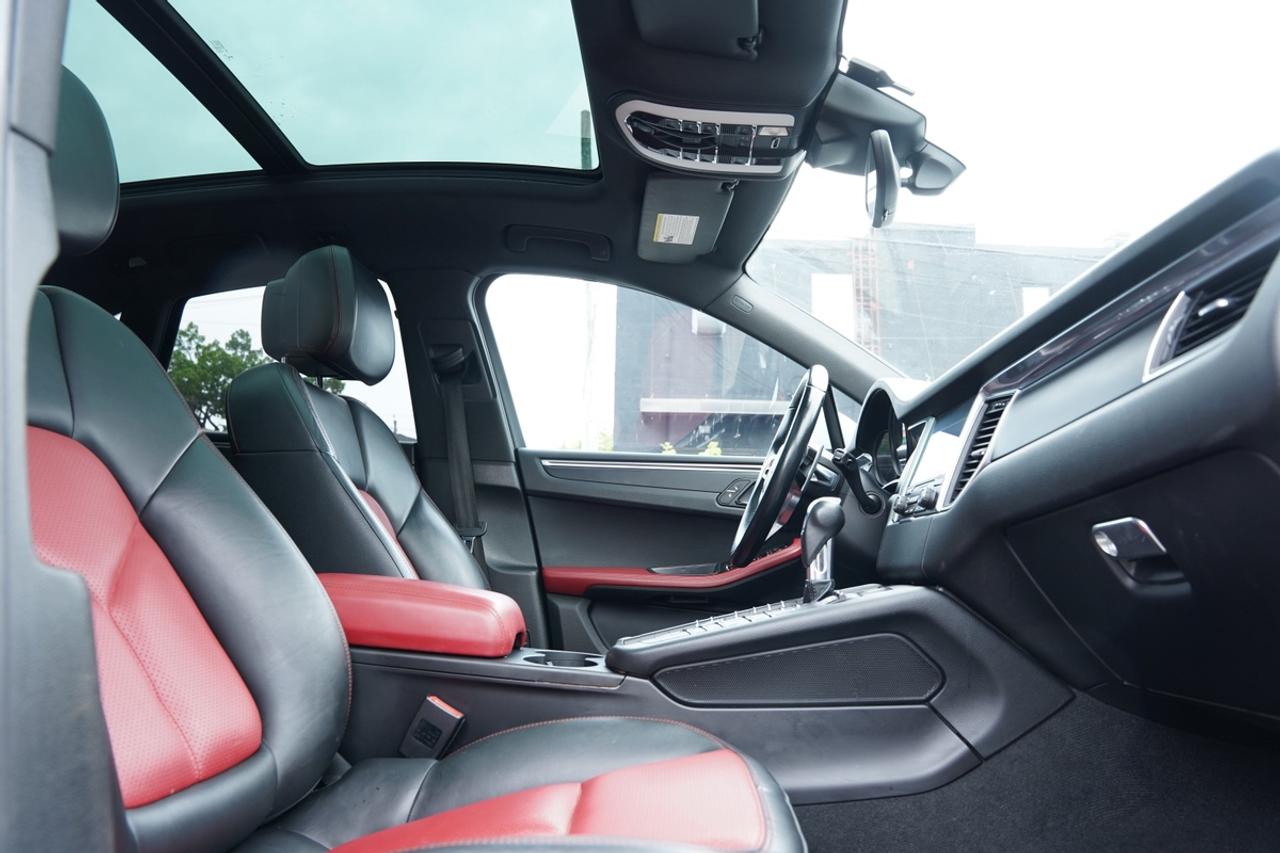 2017 Porsche Macan PANOROOF/RED INSIDE/PARKING SENSOR/NO ACCIDENTS Photo