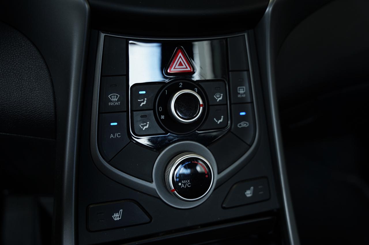 2015 Hyundai Elantra NAV/CAMERA/BLUETOOTH/USB/ APPLE CARPLAY/ NO ACCIDE Photo