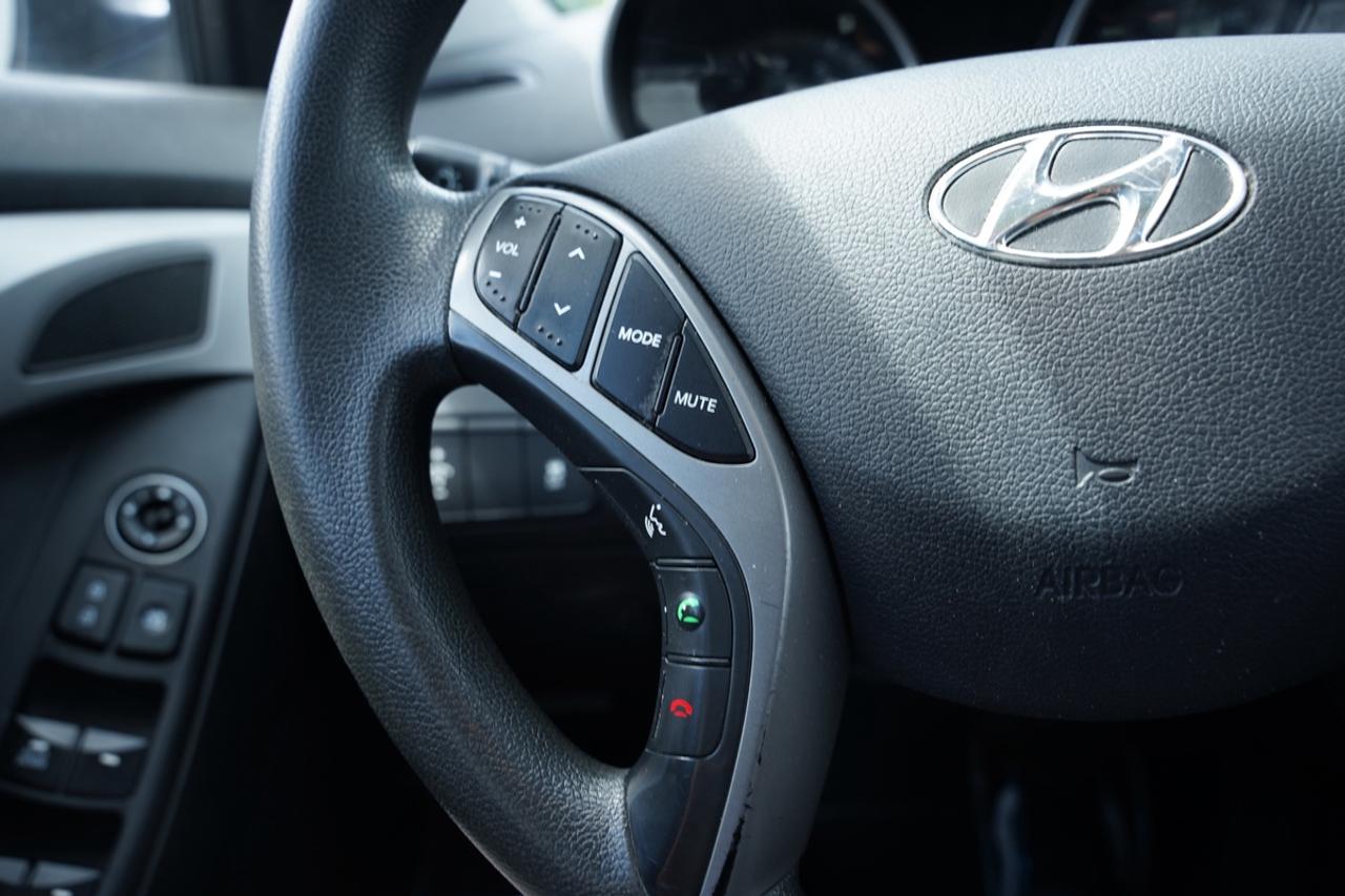 2015 Hyundai Elantra NAV/CAMERA/BLUETOOTH/USB/ APPLE CARPLAY/ NO ACCIDE Photo