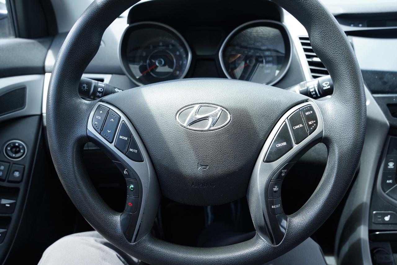 2015 Hyundai Elantra NAV/CAMERA/BLUETOOTH/USB/ APPLE CARPLAY/ NO ACCIDE Photo