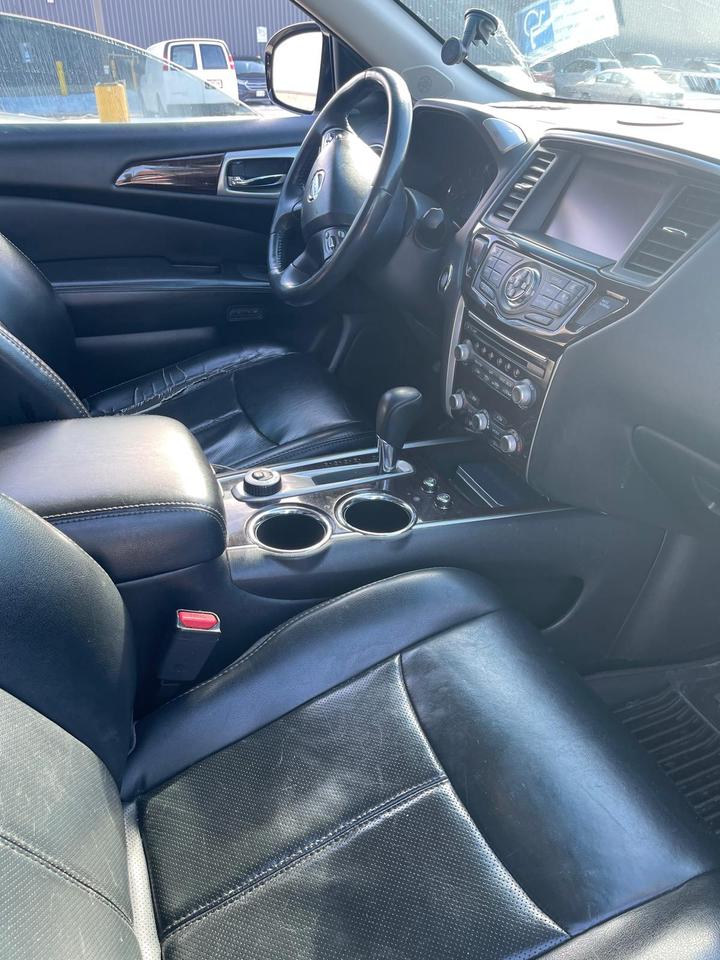 2016 Nissan Pathfinder Platinum Photo