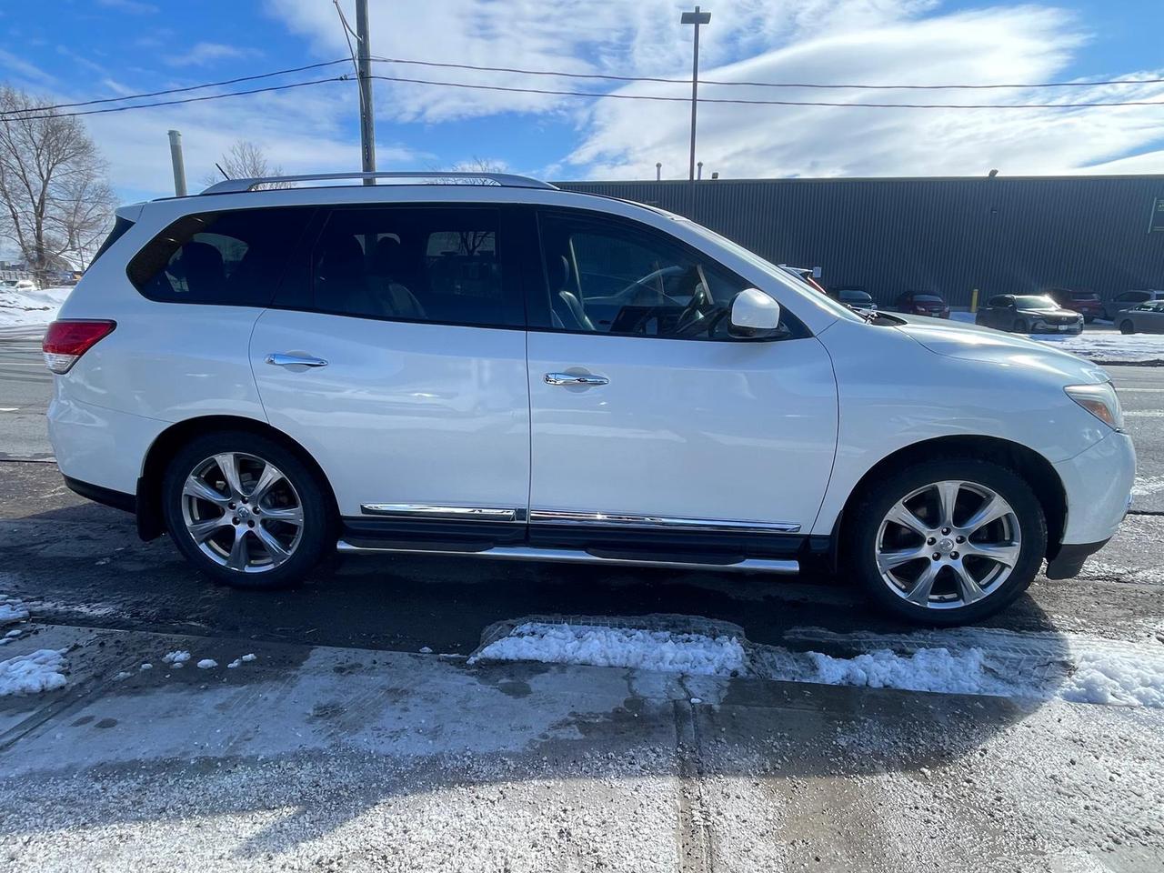 2016 Nissan Pathfinder Platinum Photo