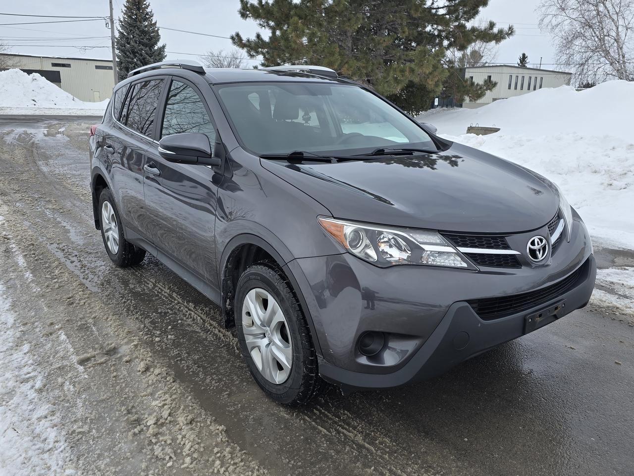 2015 Toyota RAV4 LE Photo2
