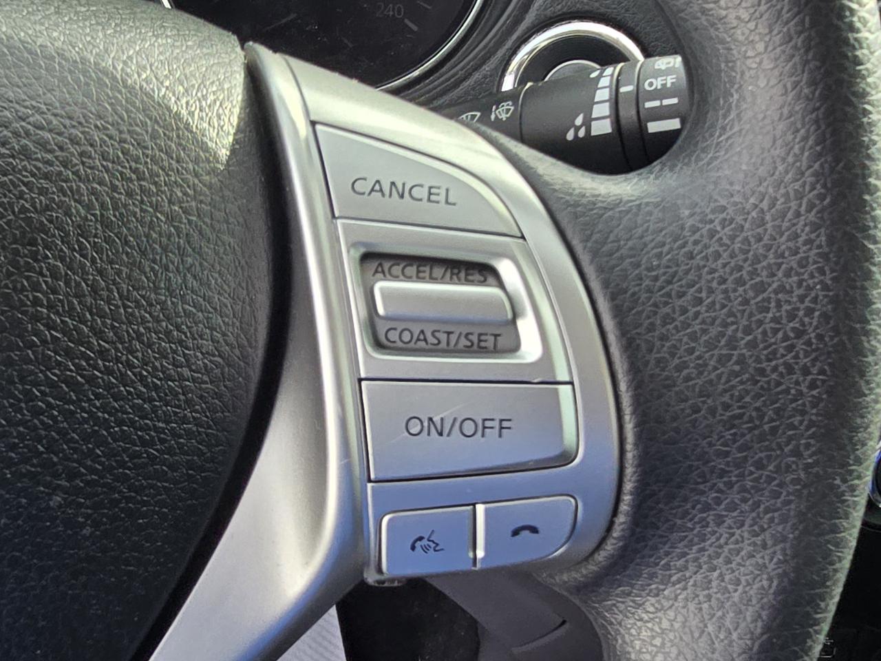 2016 Nissan Rogue SV Photo