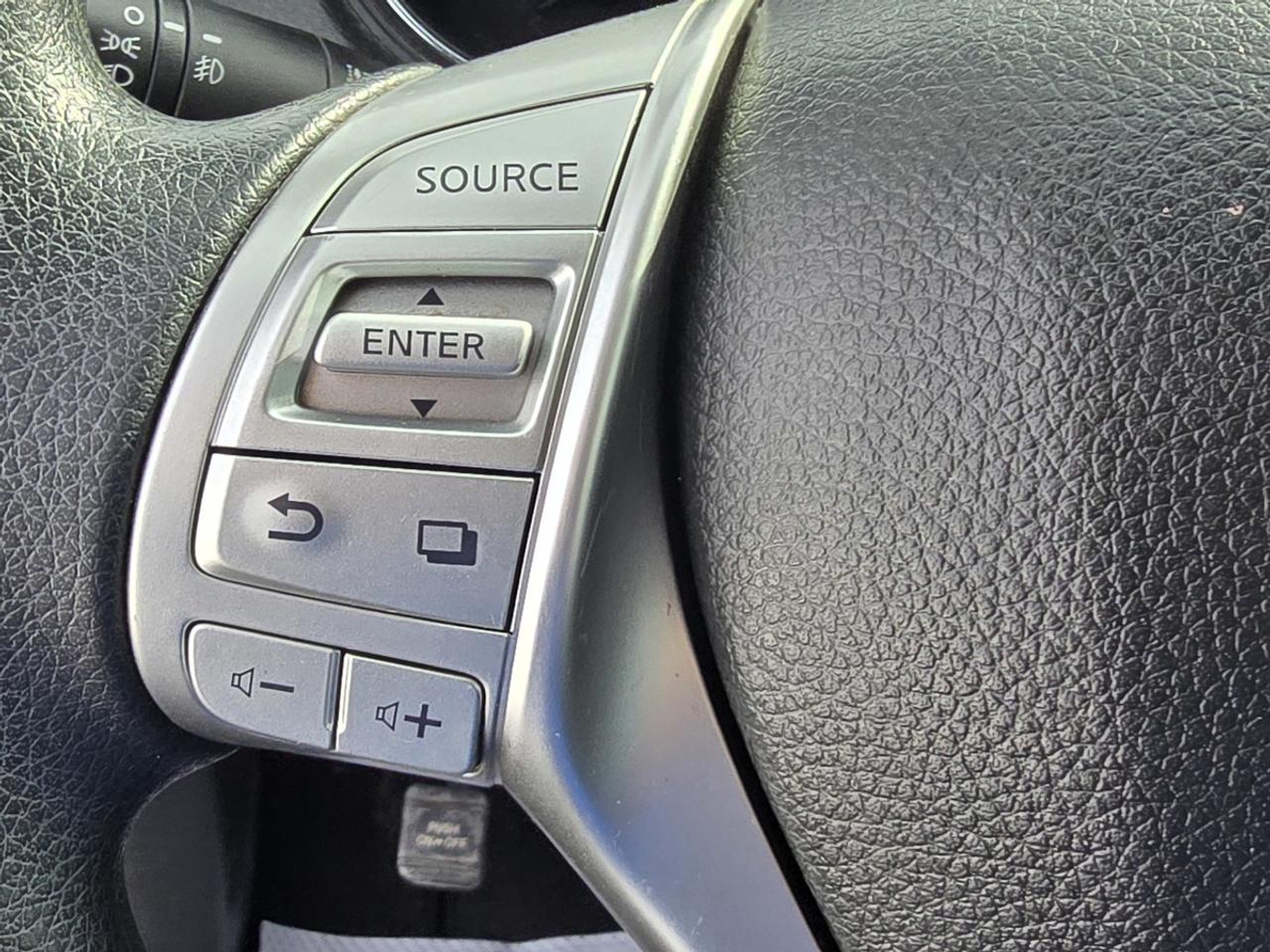2016 Nissan Rogue SV Photo