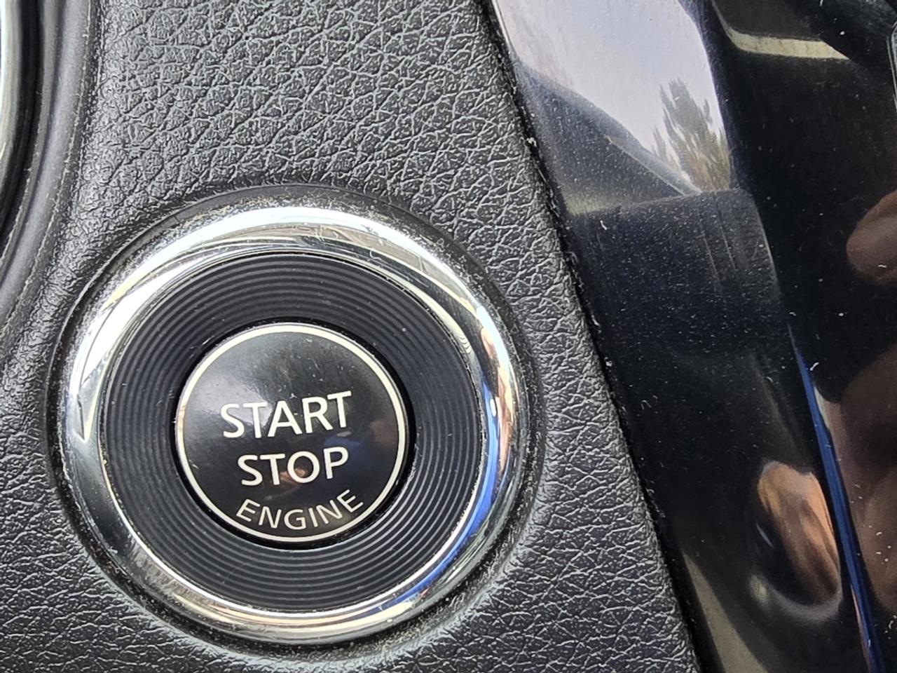 2016 Nissan Rogue SV Photo