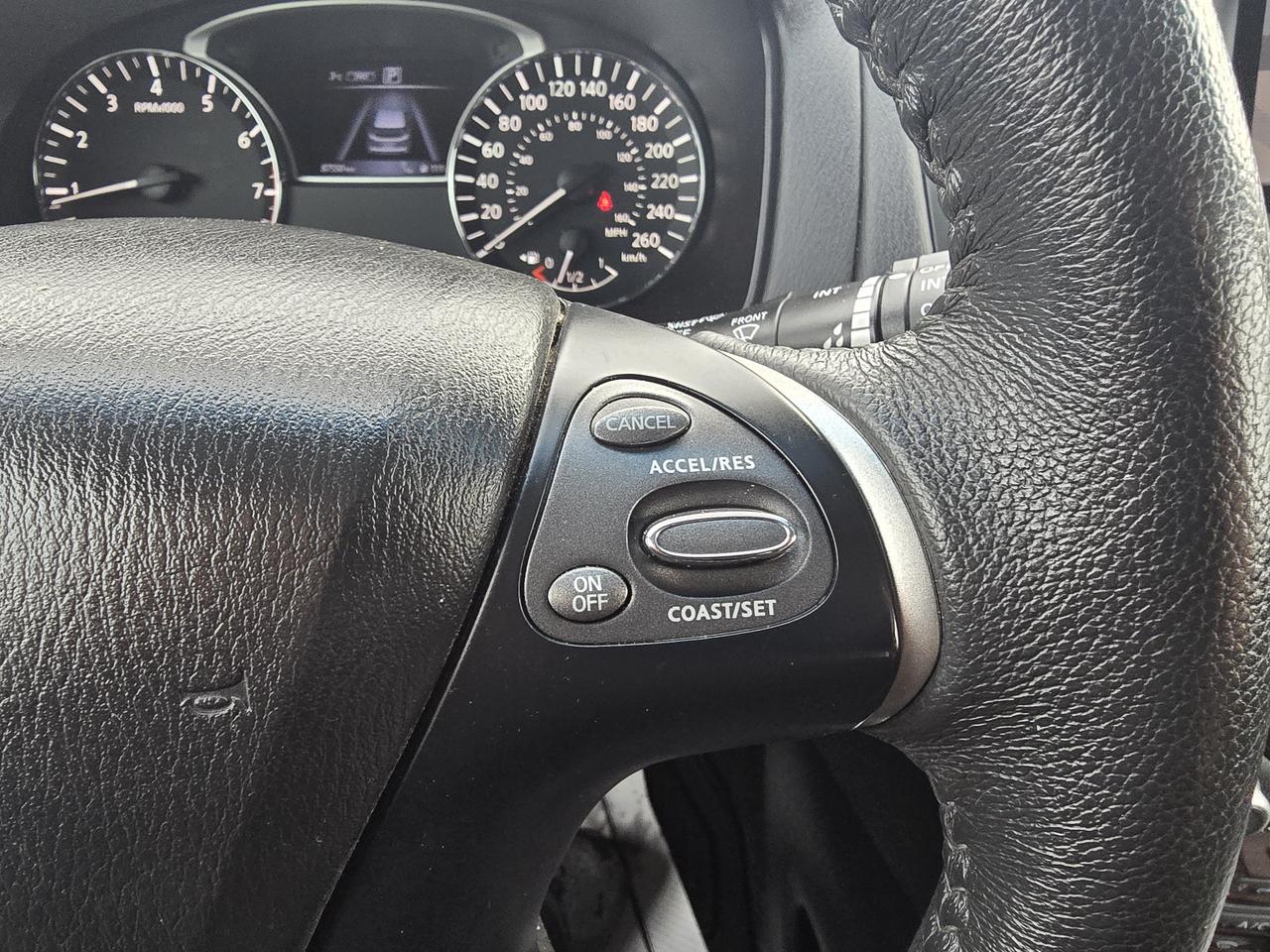 2016 Nissan Pathfinder SL Photo