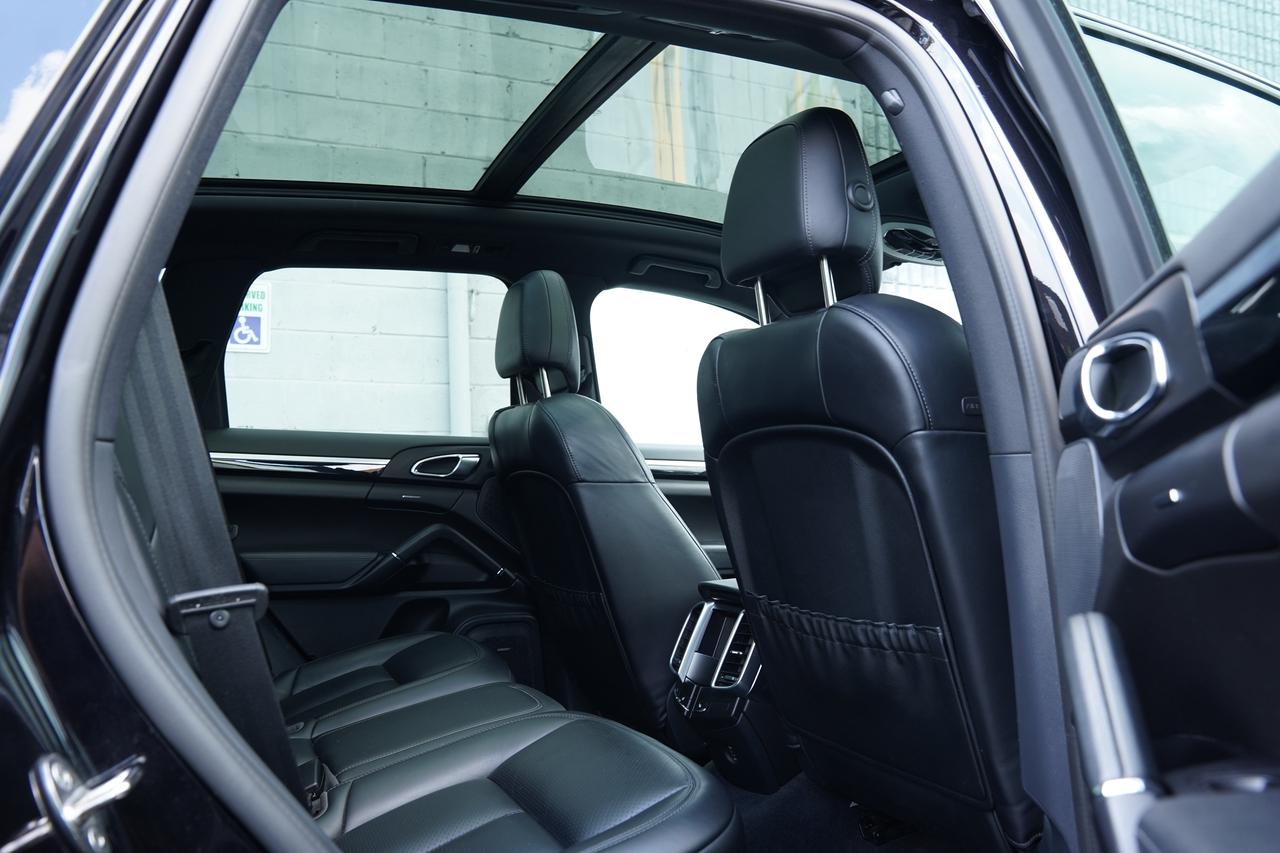 2018 Porsche Cayenne AWD/PREMIUM PKG/LOADED Photo