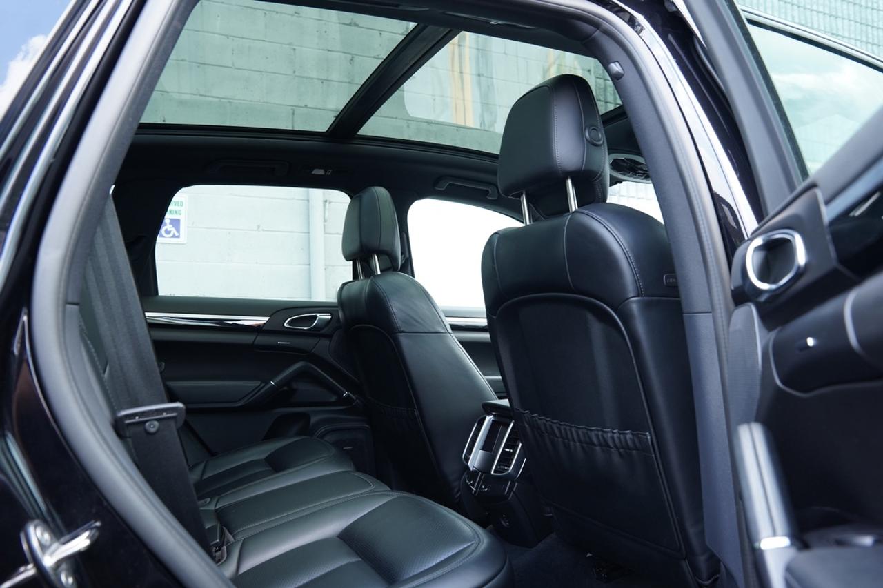 2018 Porsche Cayenne AWD/PREMIUM PKG/LOADED Photo