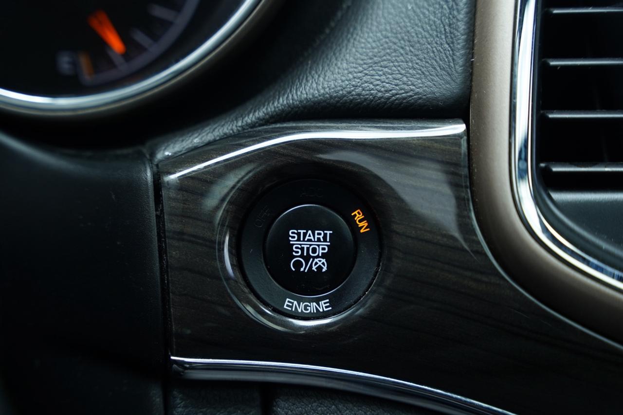 2014 Jeep Grand Cherokee Overland/4WD/SUNROOF/ CAMERA/ BLUETOOTH Photo