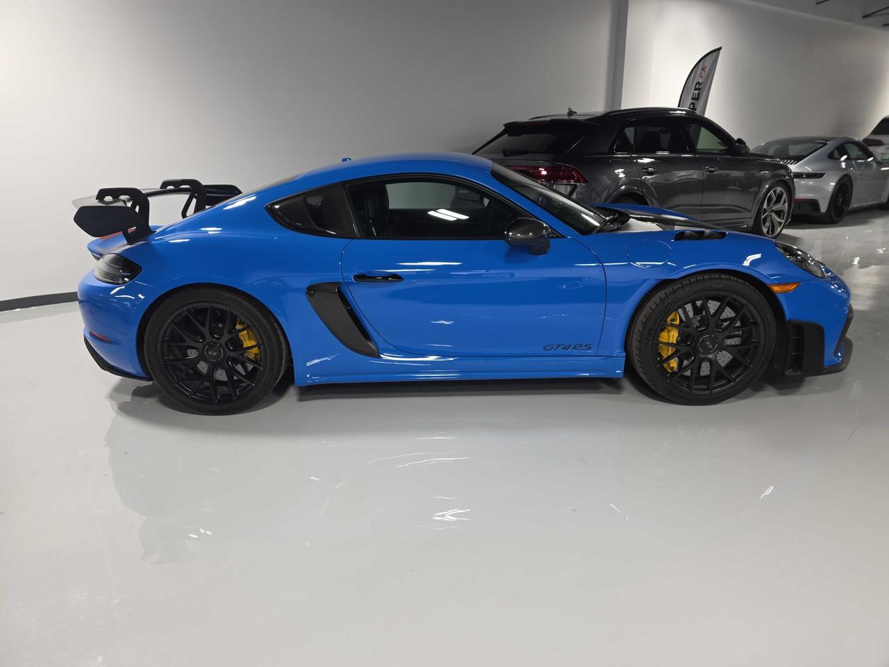 2025 Porsche 718 Cayman GT4 Photo2