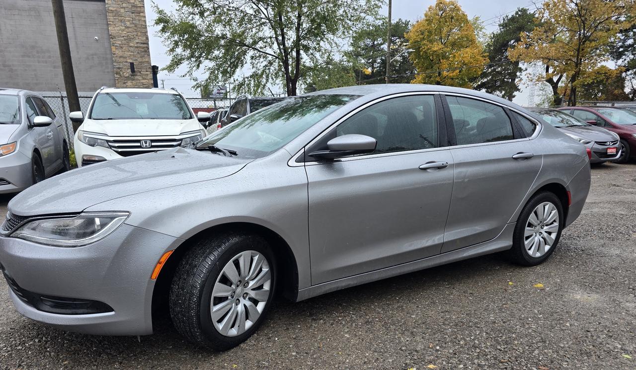 2015 Chrysler 200 LX Photo3
