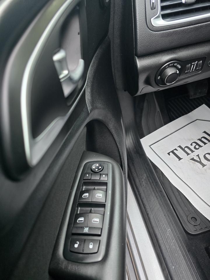 2015 Chrysler 200 LX Photo