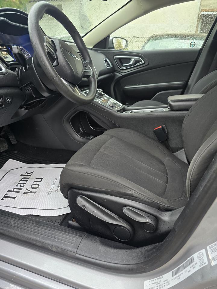 2015 Chrysler 200 LX Photo