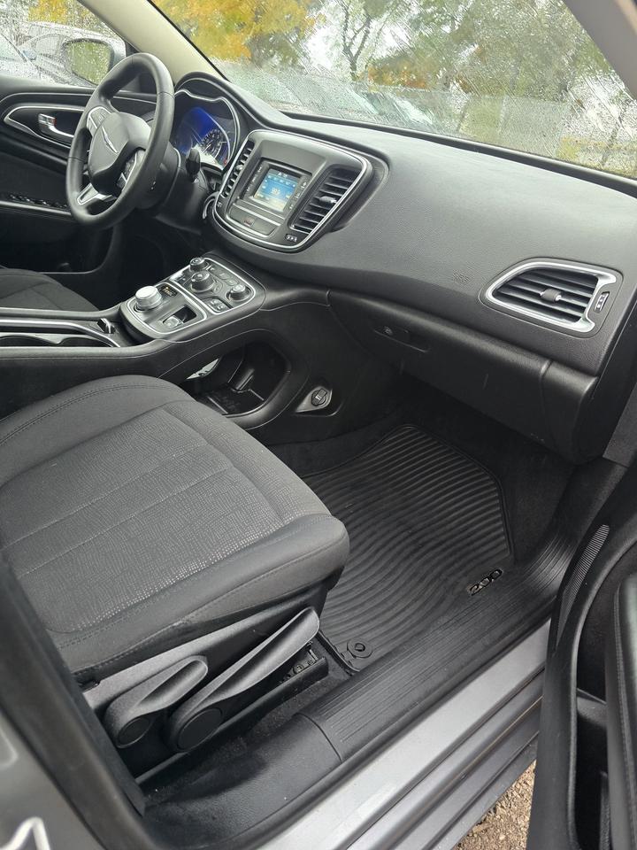 2015 Chrysler 200 LX Photo