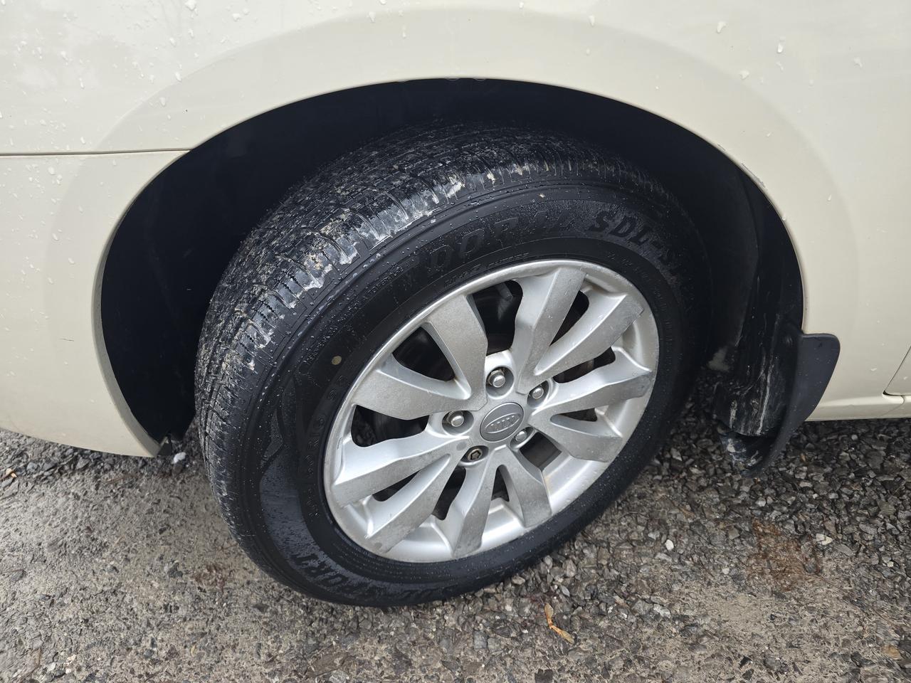 2012 Kia Rondo EX Photo