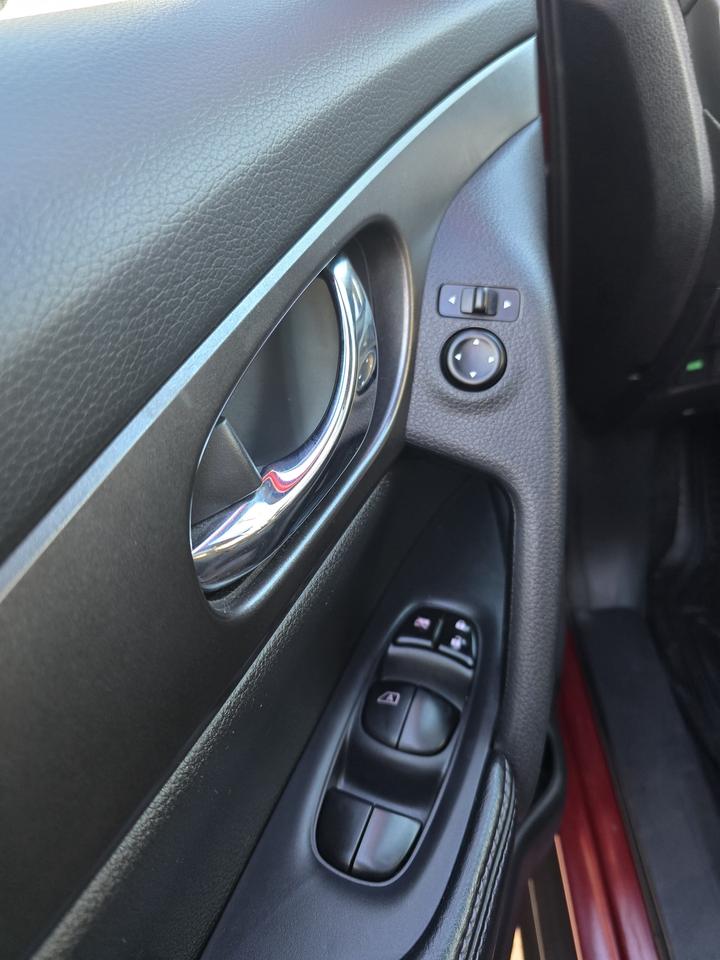 2015 Nissan Rogue SV Photo