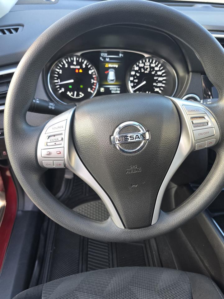 2015 Nissan Rogue SV Photo