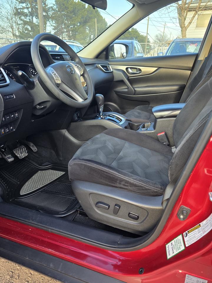 2015 Nissan Rogue SV Photo