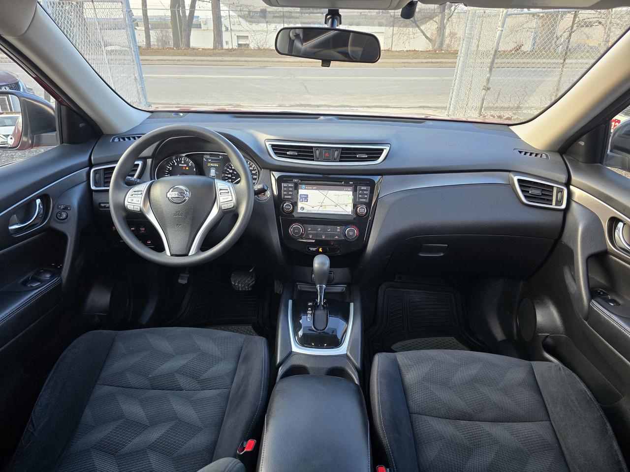 2015 Nissan Rogue SV Photo