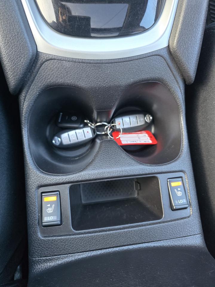 2015 Nissan Rogue SV Photo