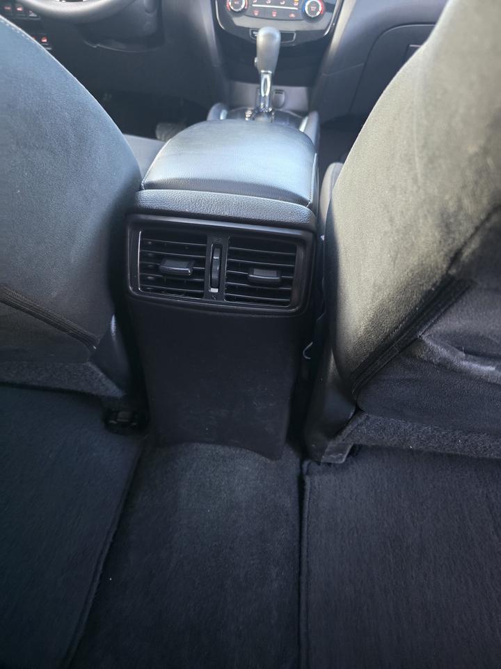 2015 Nissan Rogue SV Photo