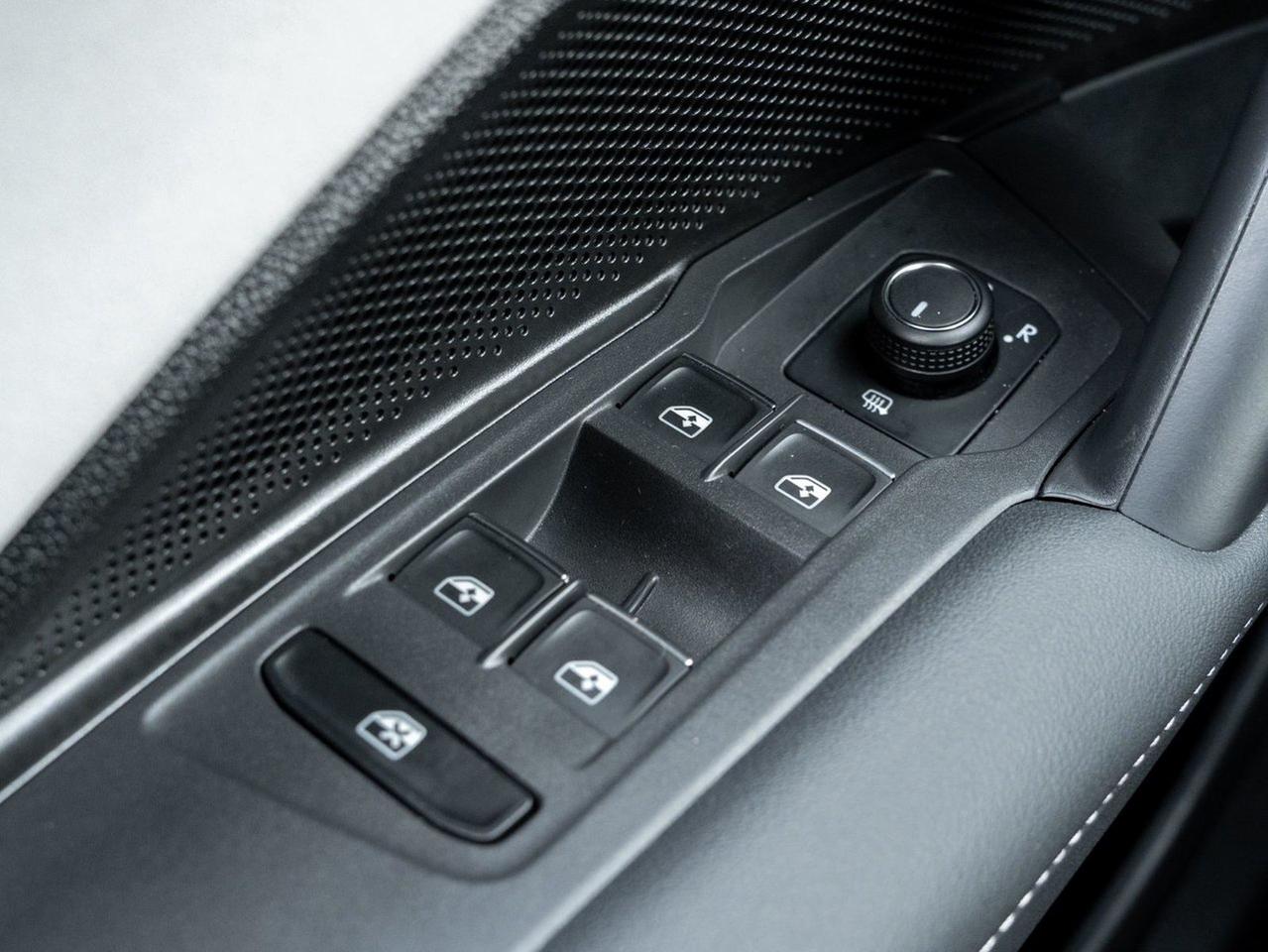 2025 Volkswagen Tiguan Comfortline R-Line Black Edition Photo