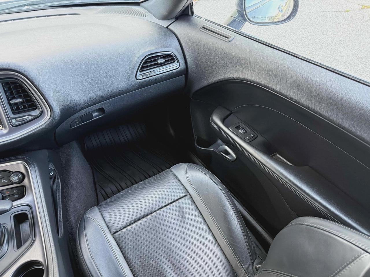 2016 Dodge Challenger SXT Photo