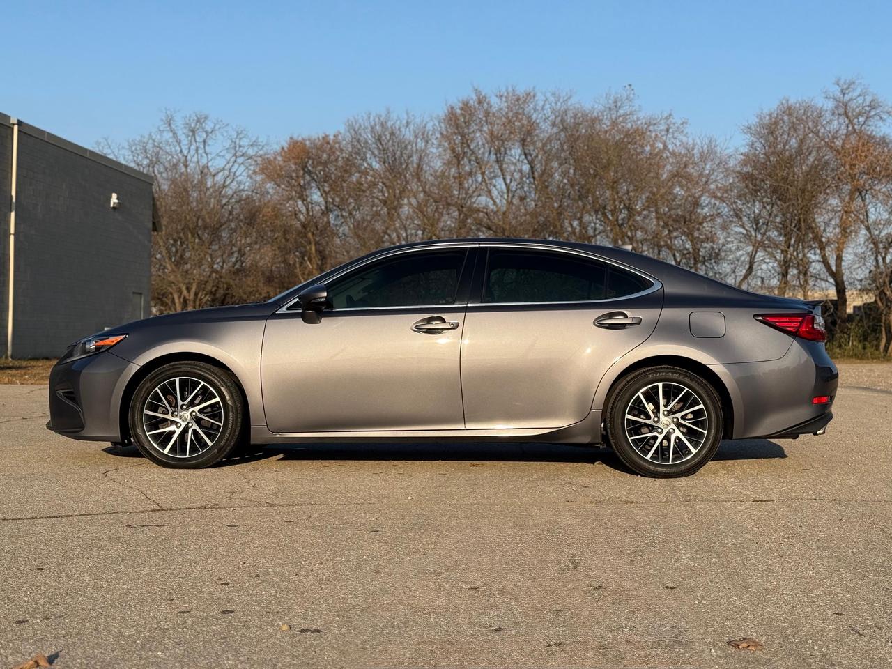 2016 Lexus ES 350 Photo2