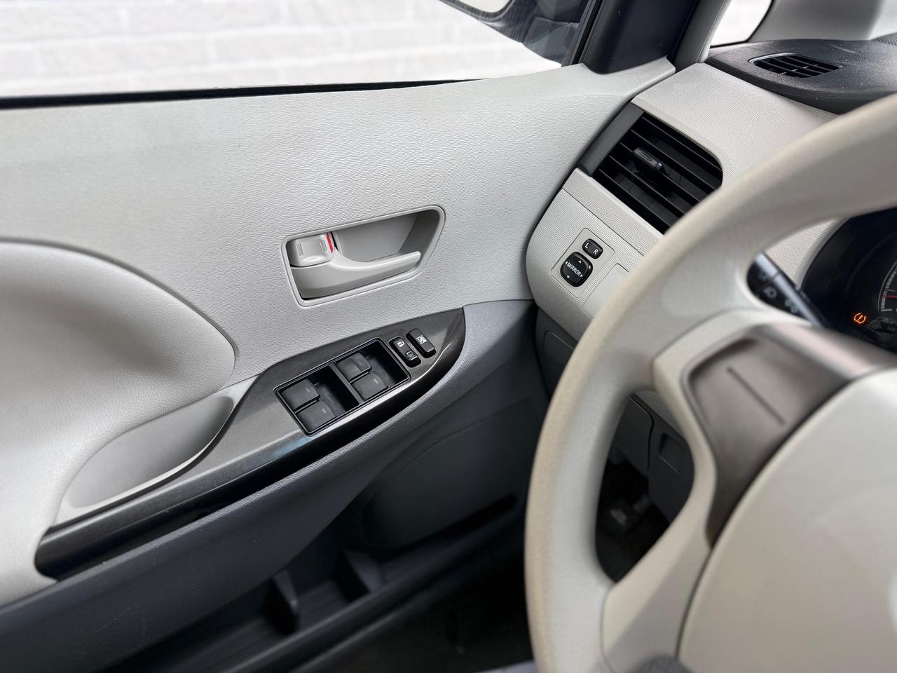 2013 Toyota Sienna BASE Photo4