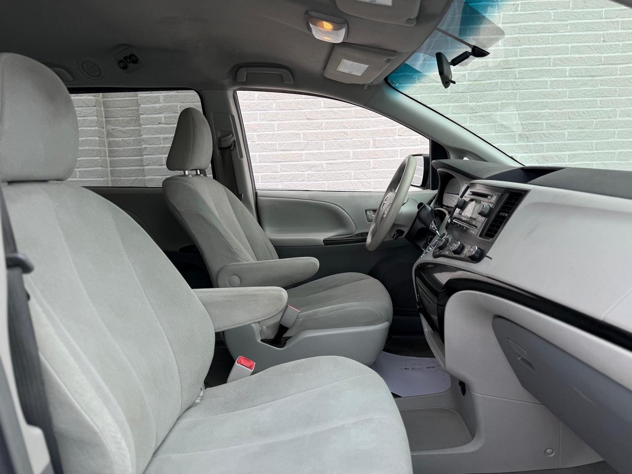 2013 Toyota Sienna BASE Photo3