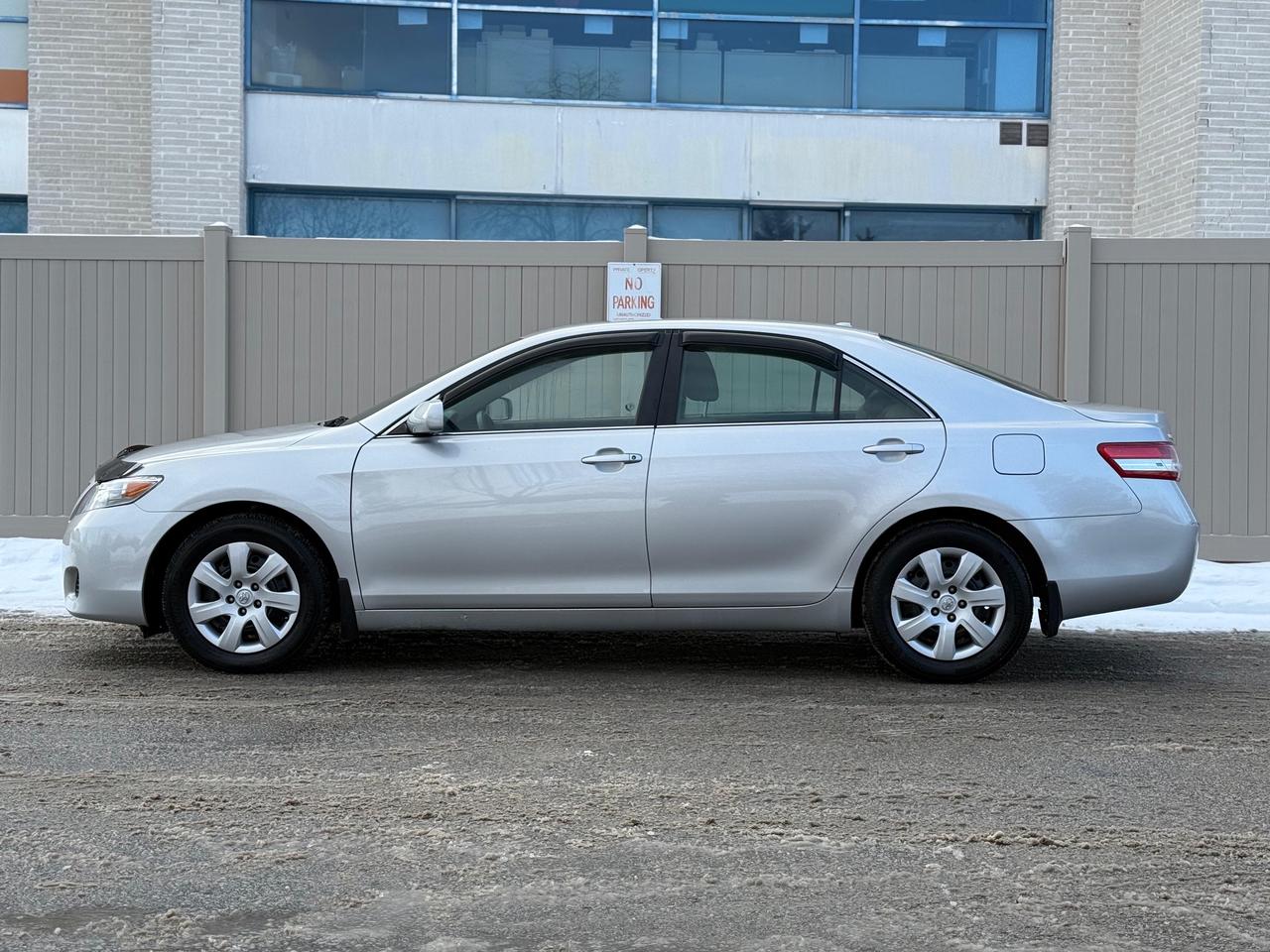 2010 Toyota Camry LE Photo2