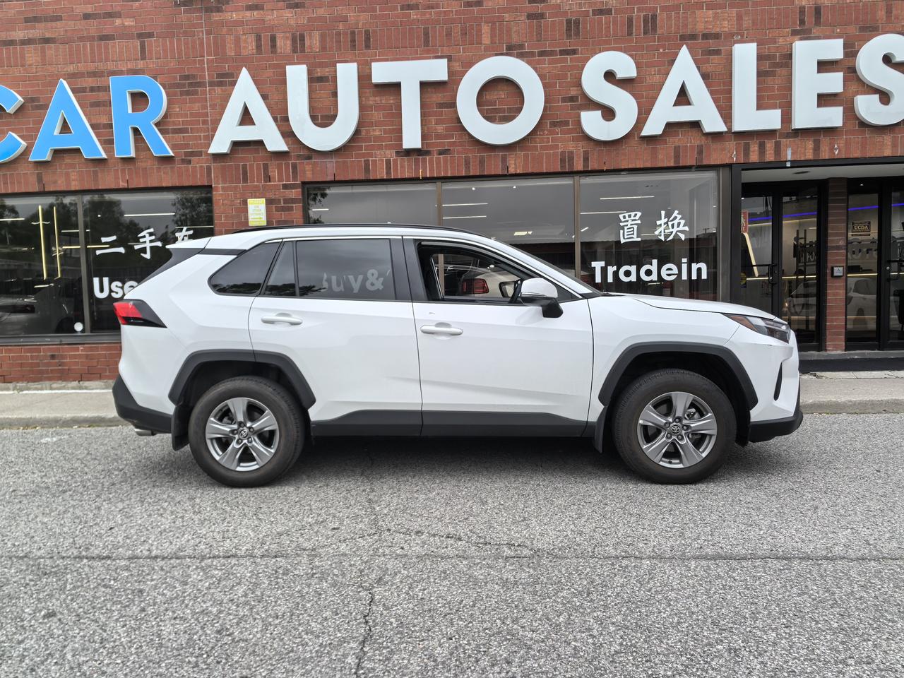 2024 Toyota RAV4 XLE Photo2