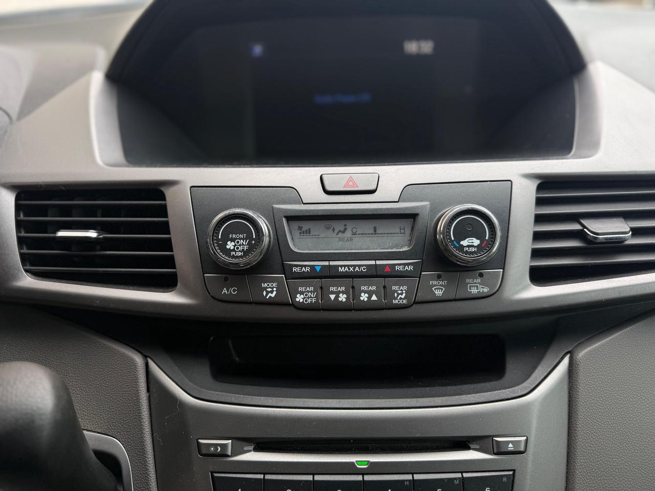 2015 Honda Odyssey LX Photo